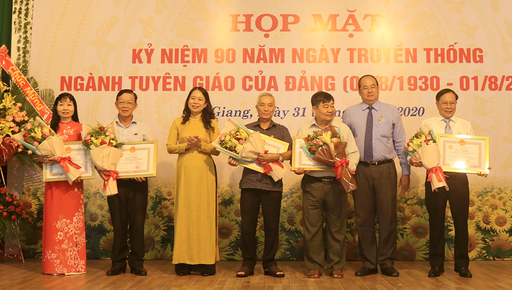 Hop-mat-90-nam-tg-4.jpg