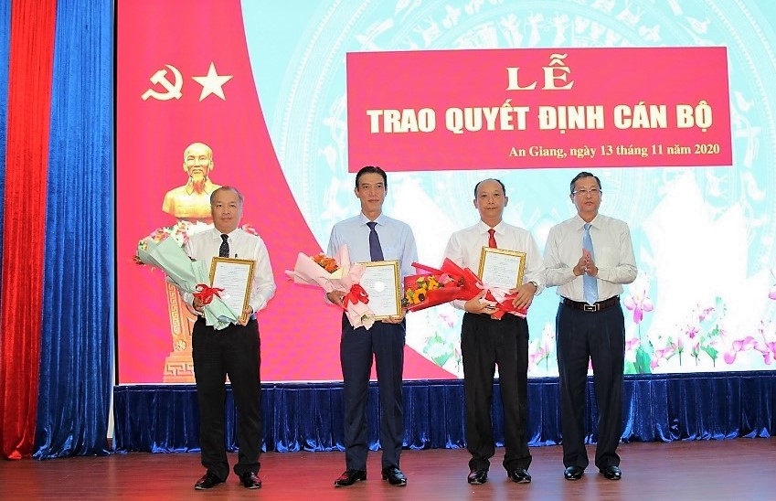 Trao-quyet-dinh-canbo-2.jpg