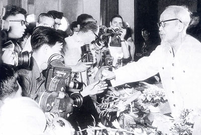 21-6-bac-ho-voi-cac-phong-vien.jpg