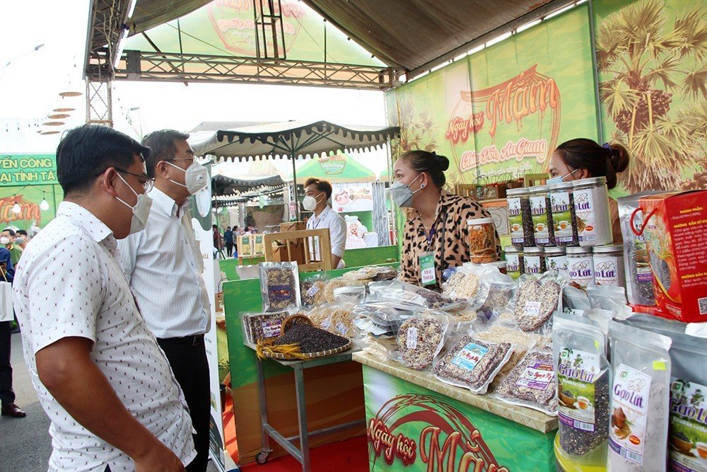 AG-phattrinh-ngoaigiao-3.jpg