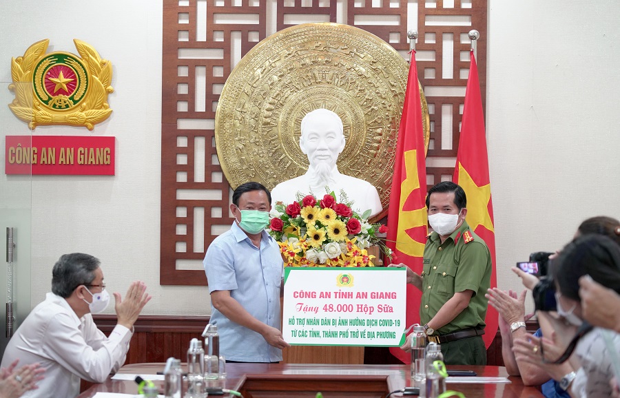 Ban-giao-qua-dan-veque-3.JPG