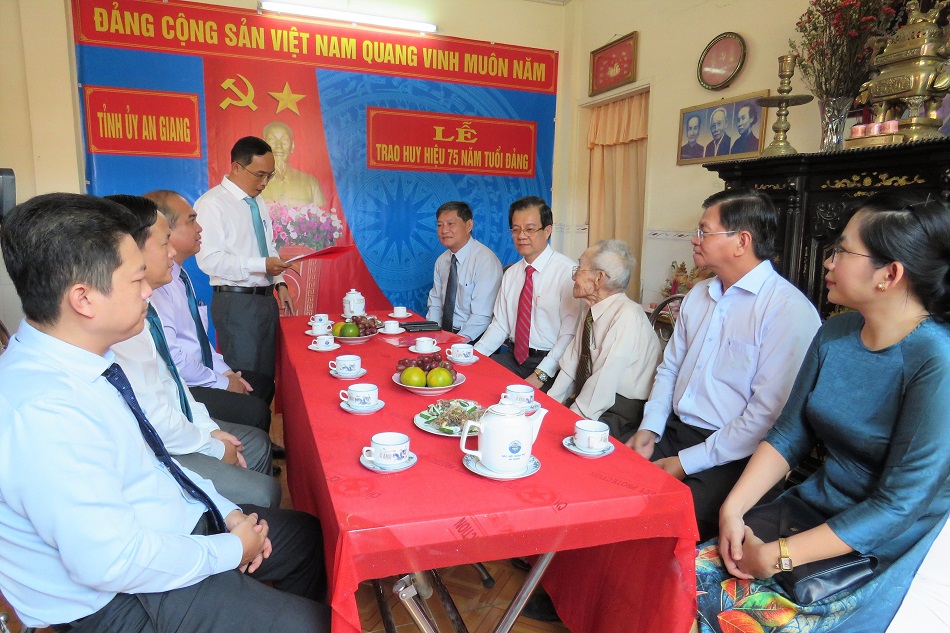 Bi-thu-trao-HHD-SonHa-1.jpg