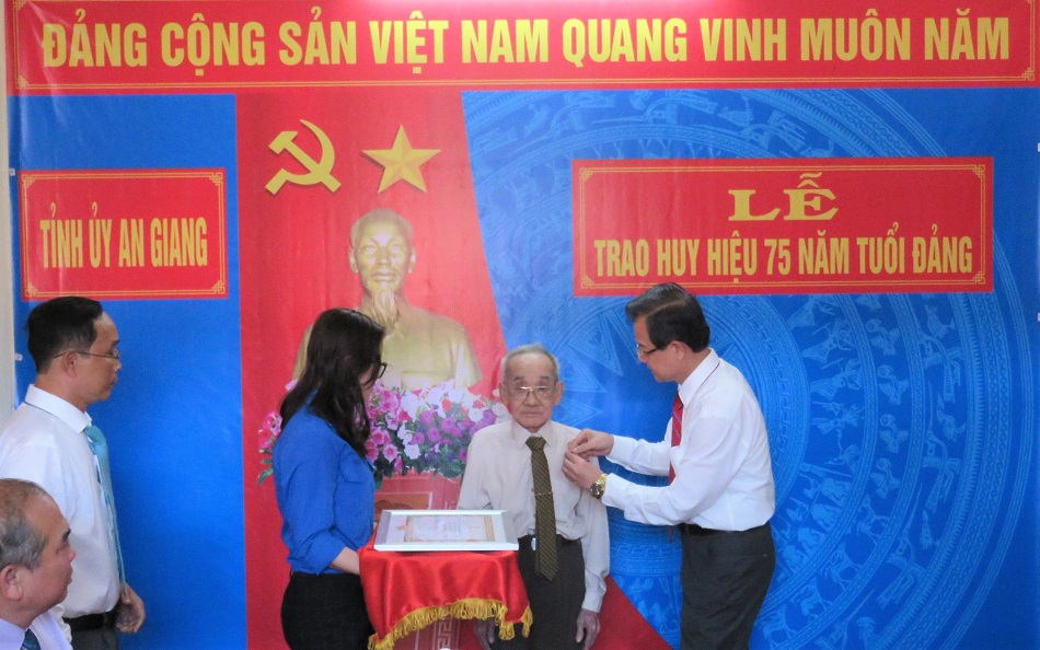 Bi-thu-trao-HHD-SonHa-2.jpg