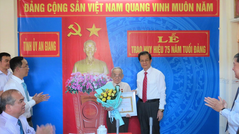 Bi-thu-trao-HHD-SonHa-3.jpg