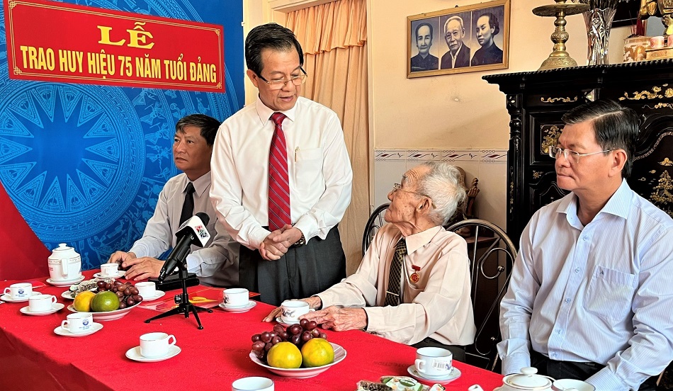 Bi-thu-trao-HHD-SonHa-4.jpg