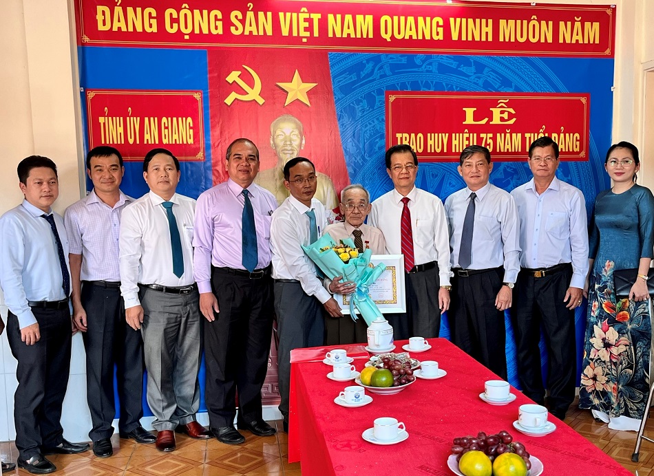Bi-thu-trao-HHD-SonHa-5.jpg