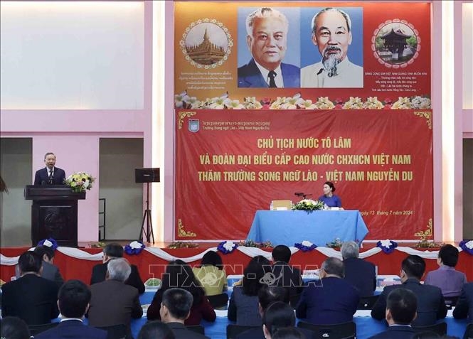 Chu-tich-nuoc-to-lam-tham-truong-song-ngu-lao-viet-nam-stand.jpg