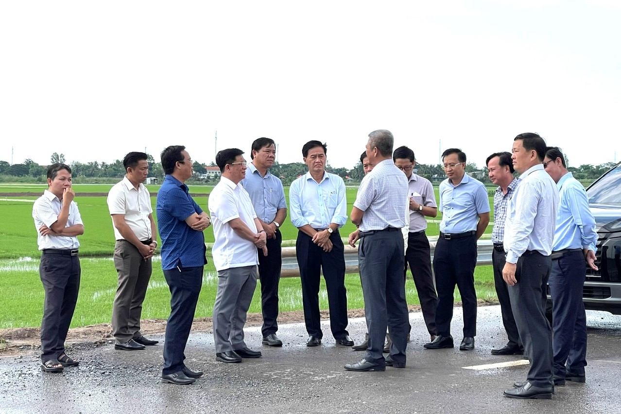 Chutich-UB-ktra-congtrinh.jpg