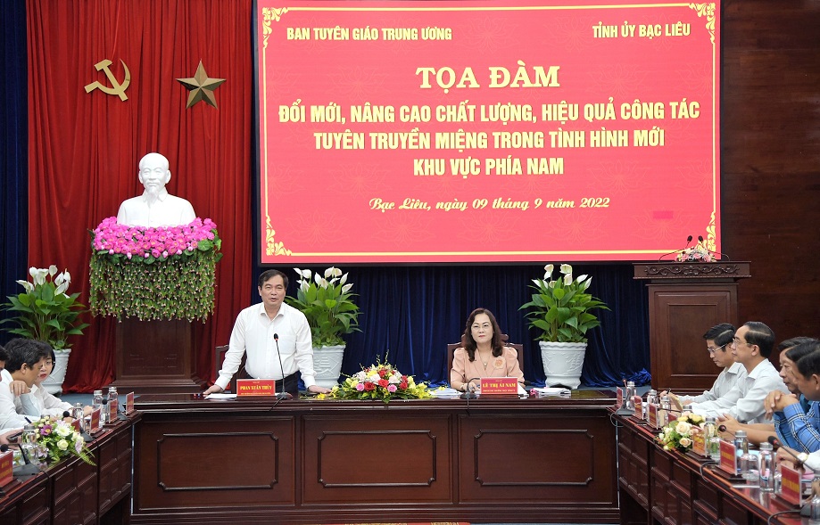 Chủ trì Tọa đàm.jpg