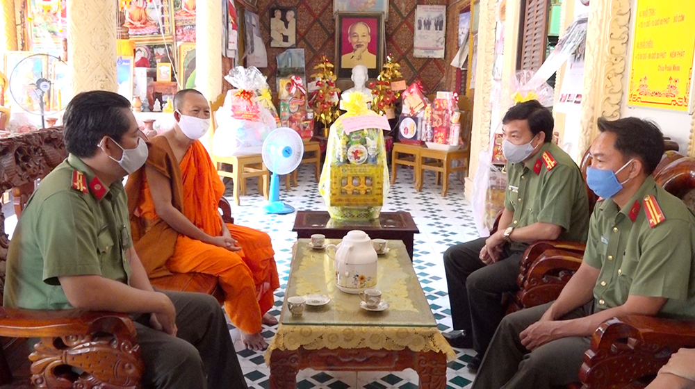 Cong-an-dam-bao-don-tet-khmer-3.jpg