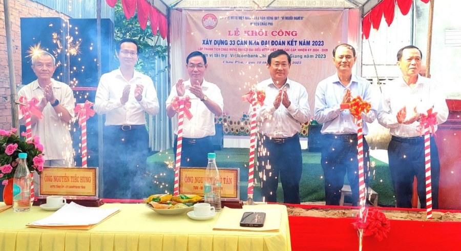 Ctrinh-chaomung-dhmt-1.jpg