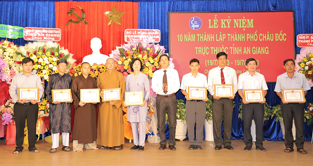 CĐ-kỷ-niệm-10-năm-thành-lập-TP-Châu-Đốc10(1).jpg