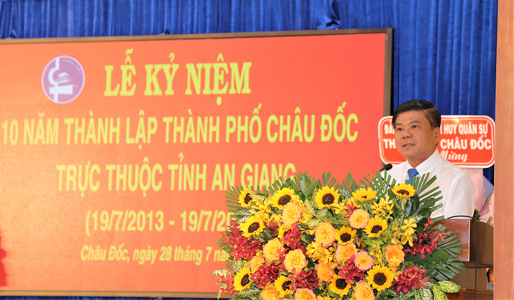 CĐ-kỷ-niệm-10-năm-thành-lập-TP-Châu-Đốc2.jpg