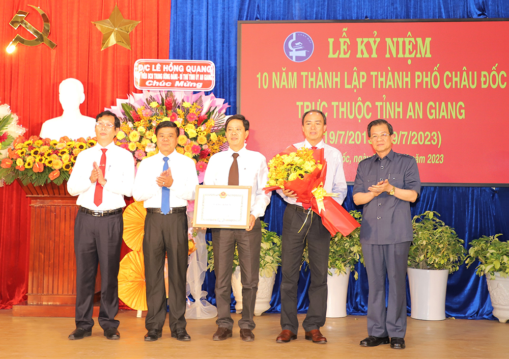 CĐ-kỷ-niệm-10-năm-thành-lập-TP-Châu-Đốc6(1).jpg