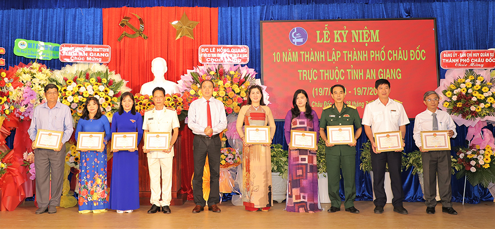 CĐ-kỷ-niệm-10-năm-thành-lập-TP-Châu-Đốc8.jpg