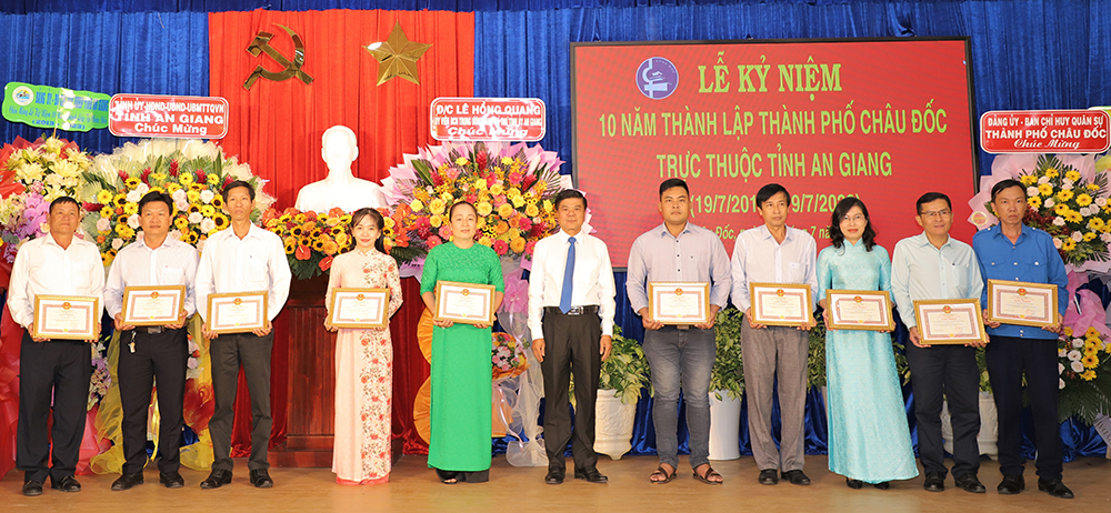 CĐ-kỷ-niệm-10-năm-thành-lập-TP-Châu-Đốc9(1).jpg