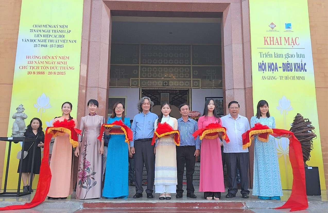 Khai-mac-trien-lam-mythuat-23-1.jpg