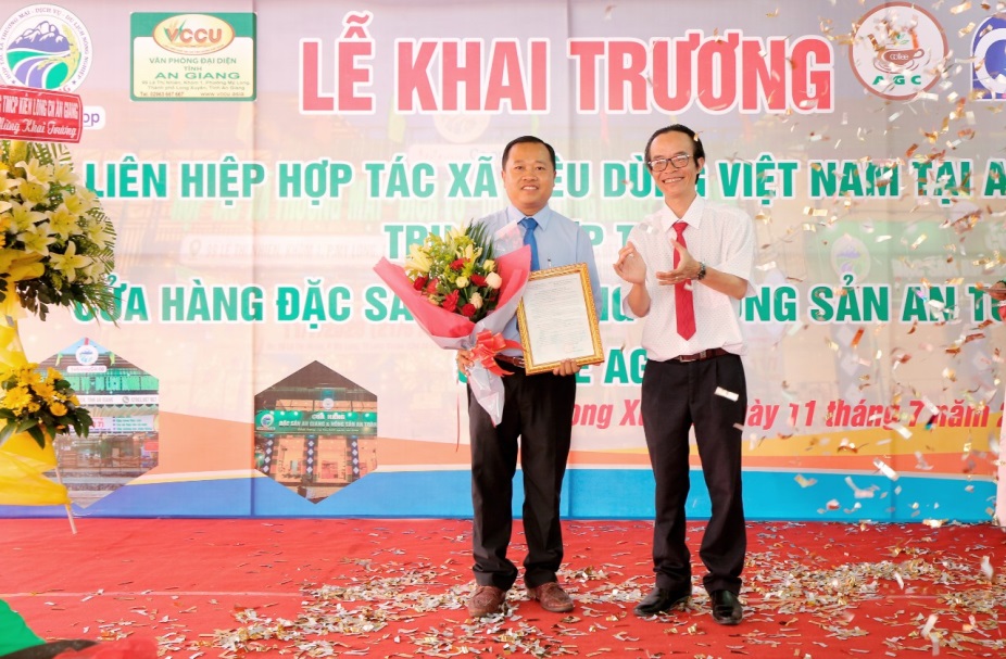 Khai-truong-hang-viet-1.jpg