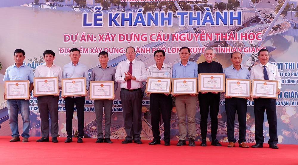 Khanh-thanh-cau-4.jpg