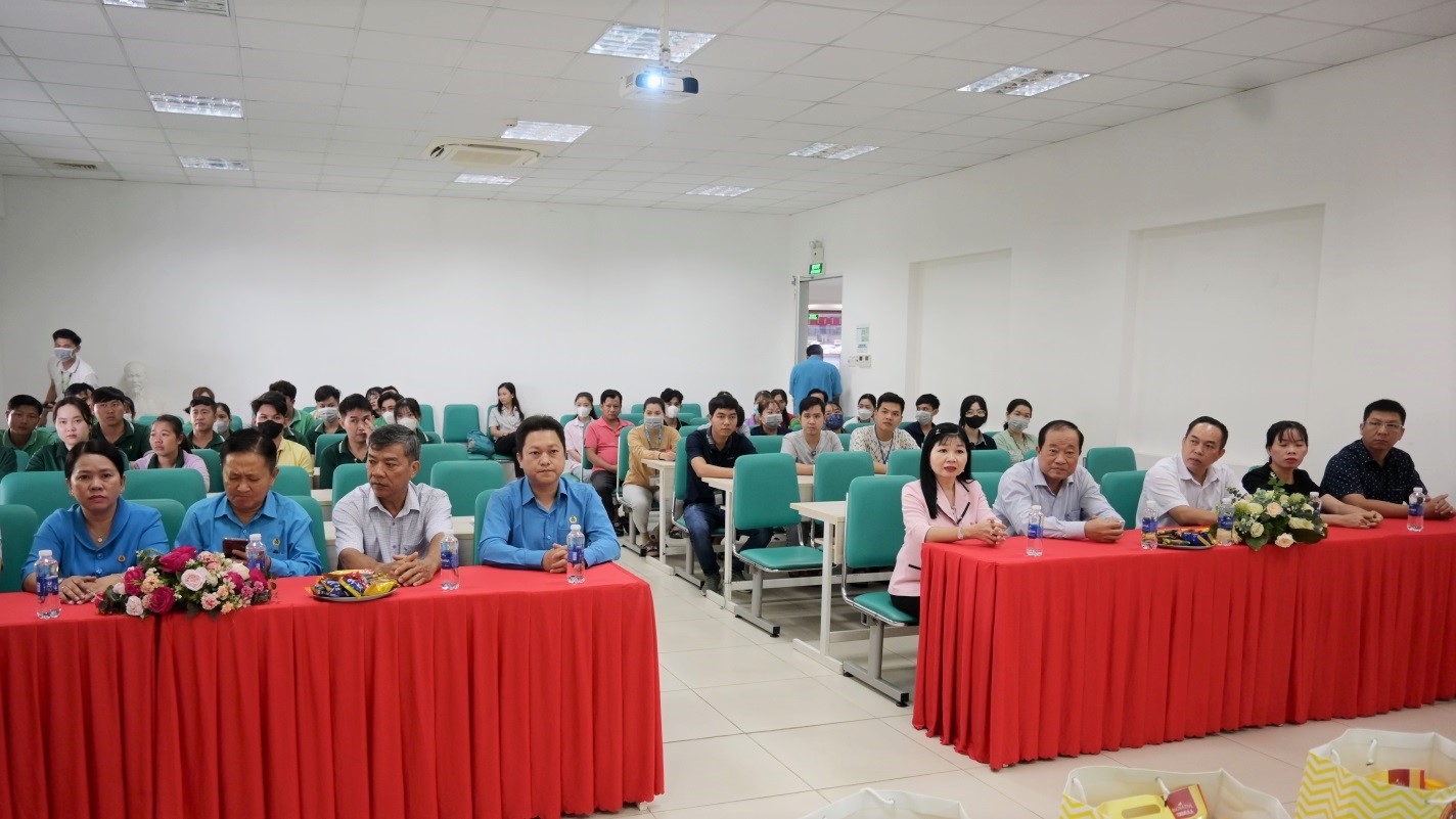 LDLD-tham-tangqua-congnhan-2.jpg