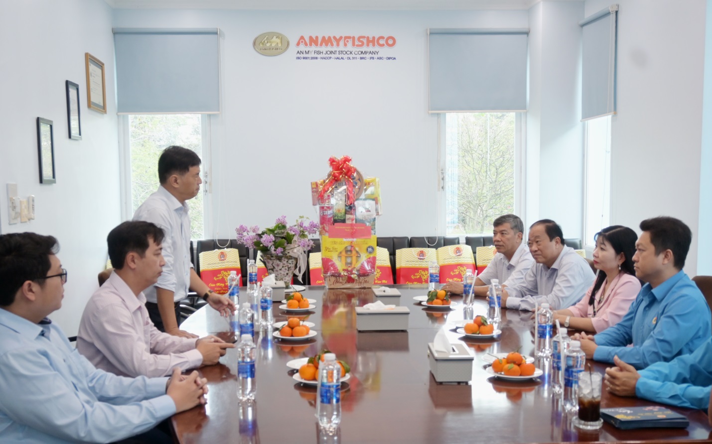 LDLD-tham-tangqua-congnhan-8.jpg