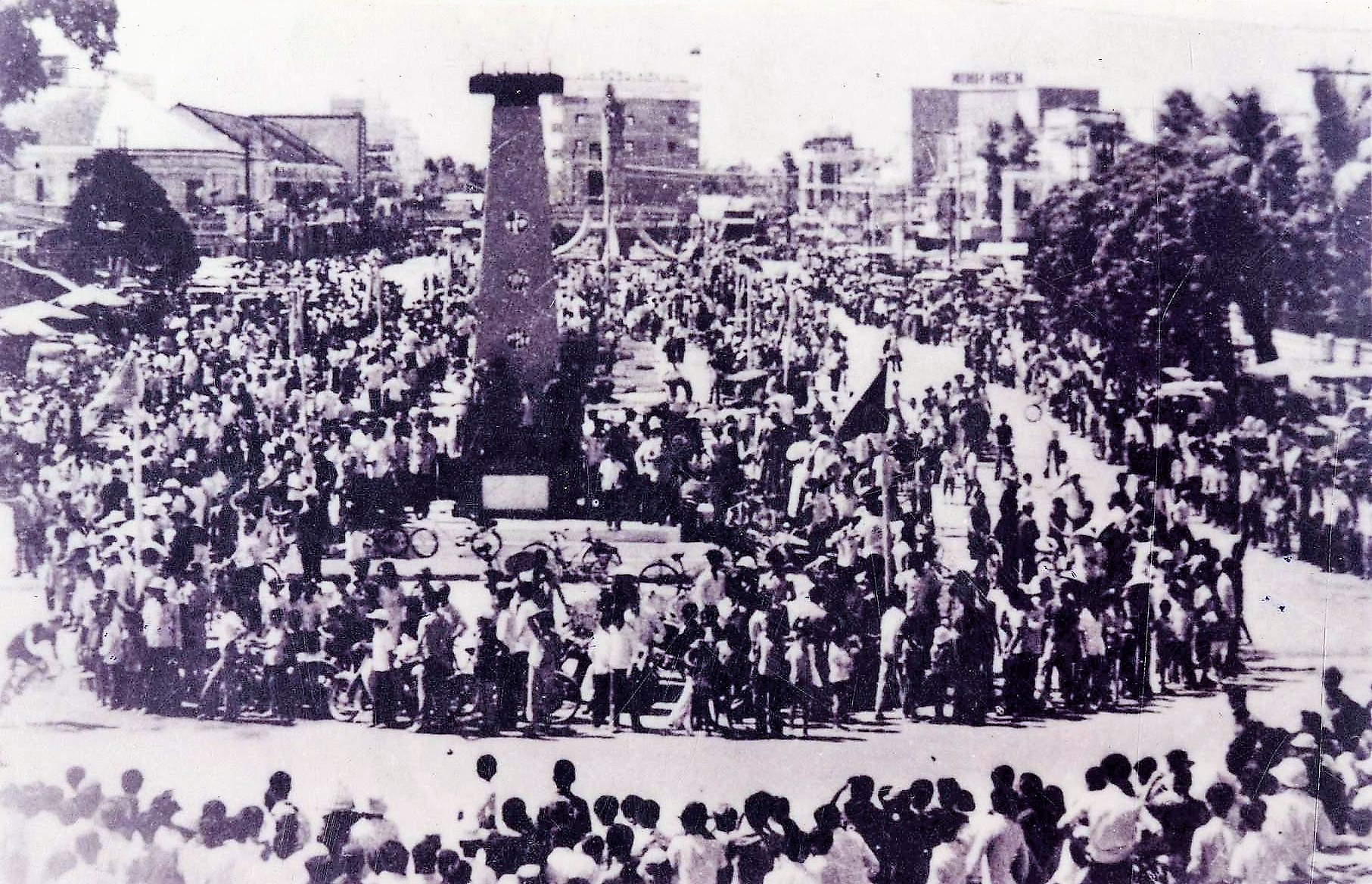 H-nhân dân thị xã Long Xuyên trong ngày vui đại thắng 1975.jpg