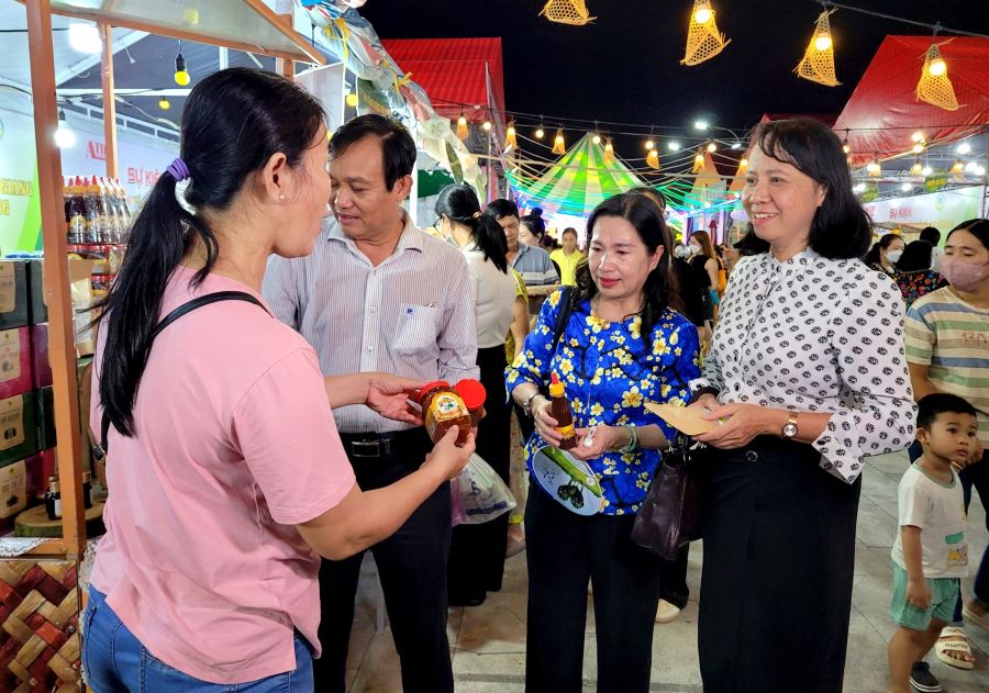 Ngay hoi san pham OCOP dong hanh cung nguoi tieu dung.jpg