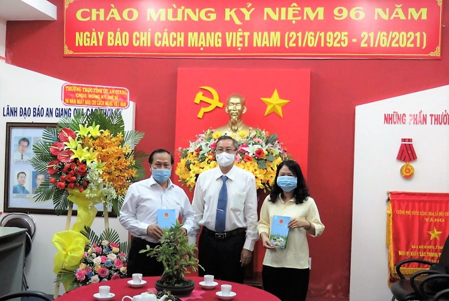 PBT-nung-tham-baochi-1.jpg