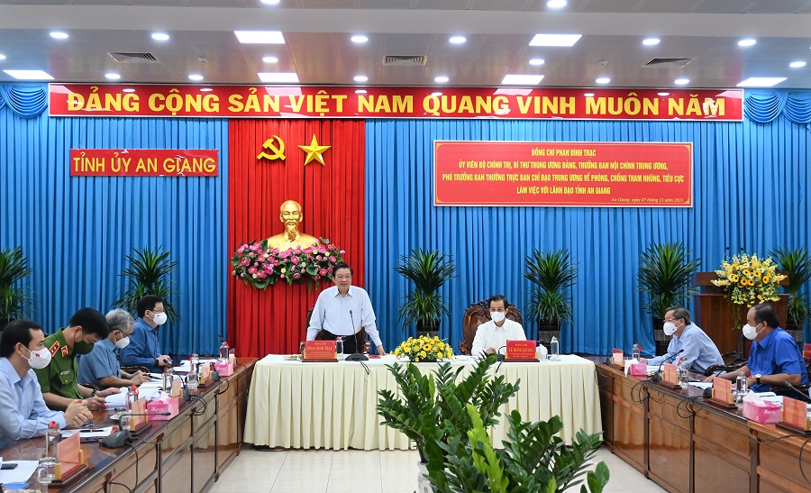 PhanDinhTrac-lamviec-ag-phatbieu.jpg