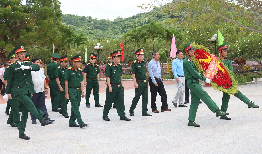 Quan-uy-Trung-uong-vieng-nghiatrang-22-1.JPG