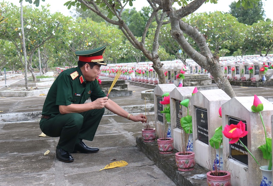 Quan-uy-Trung-uong-vieng-nghiatrang-22-3.JPG