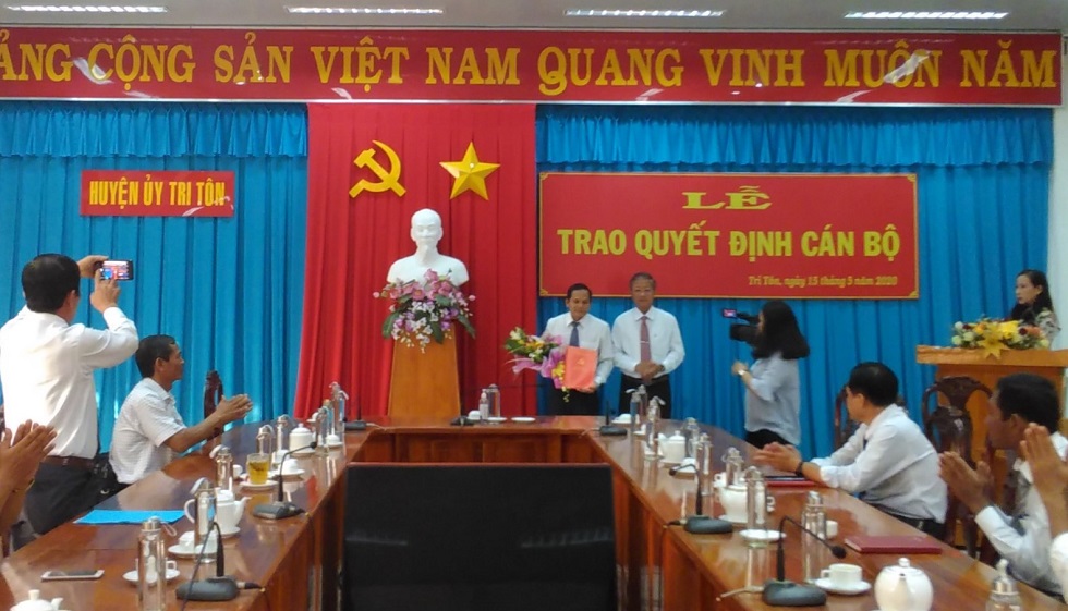 TT-trao-quyet-dinh-1.jpg