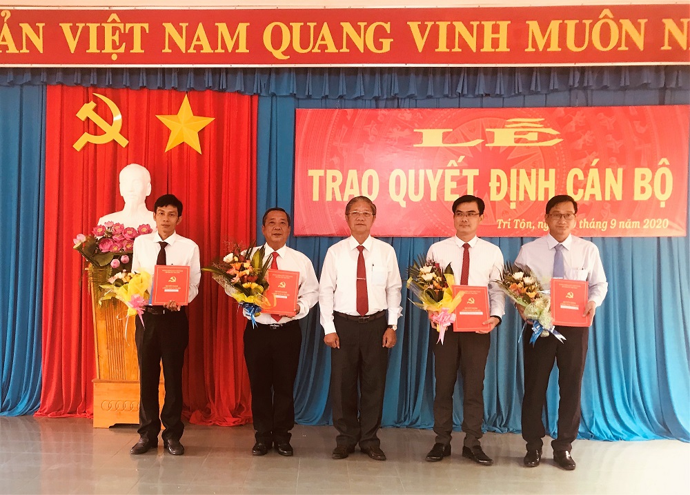 TT-trao-quyet-dinh-can-bo-4.jpg