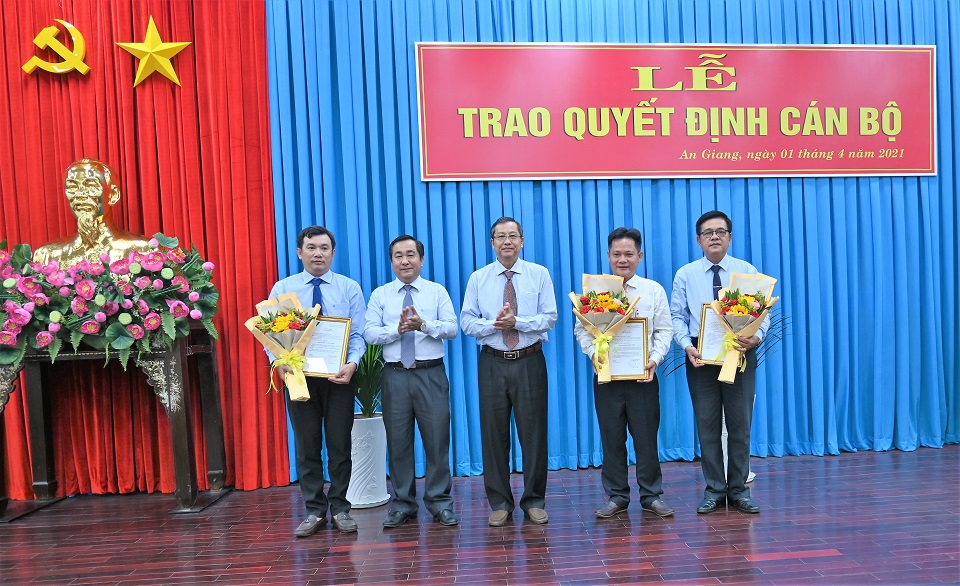 TU-trao-quyetdinh-3.JPG