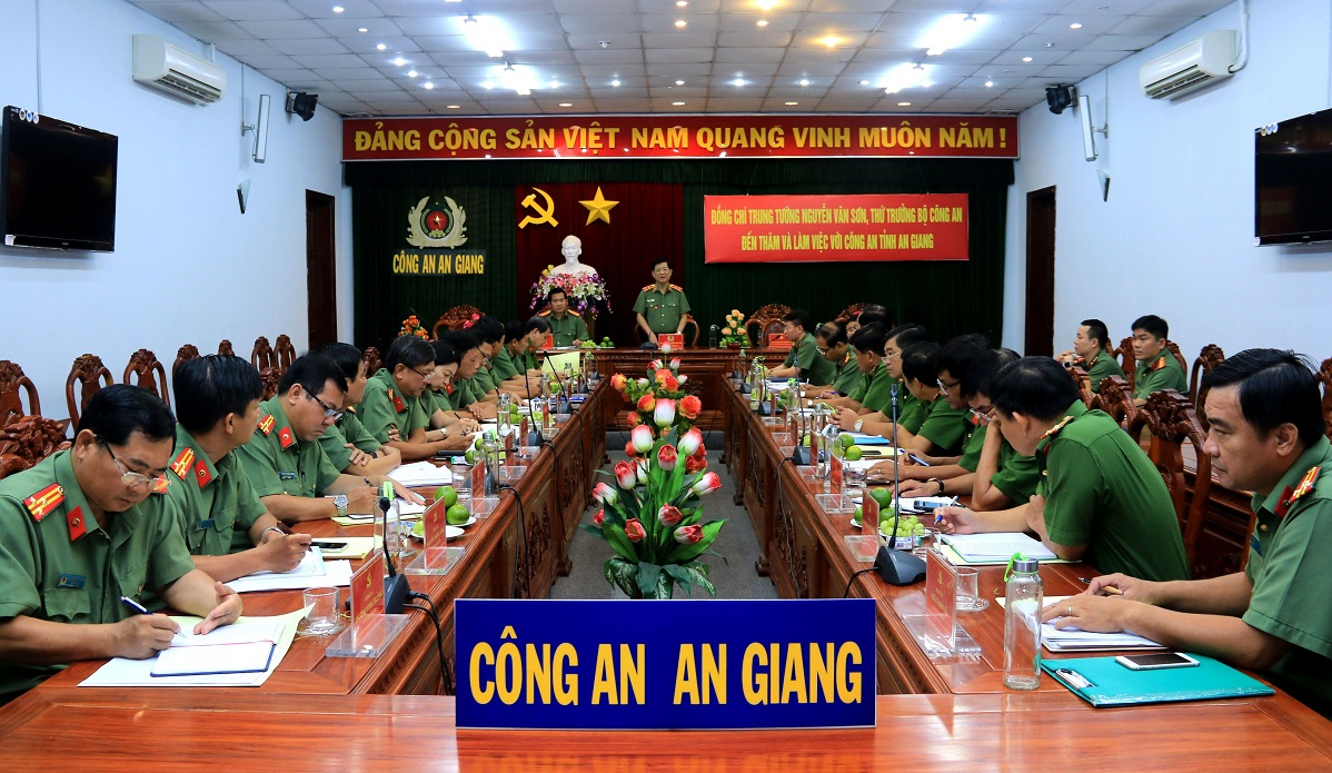 Thu-truong-cong-an-lam-viec-ag-1.jpg