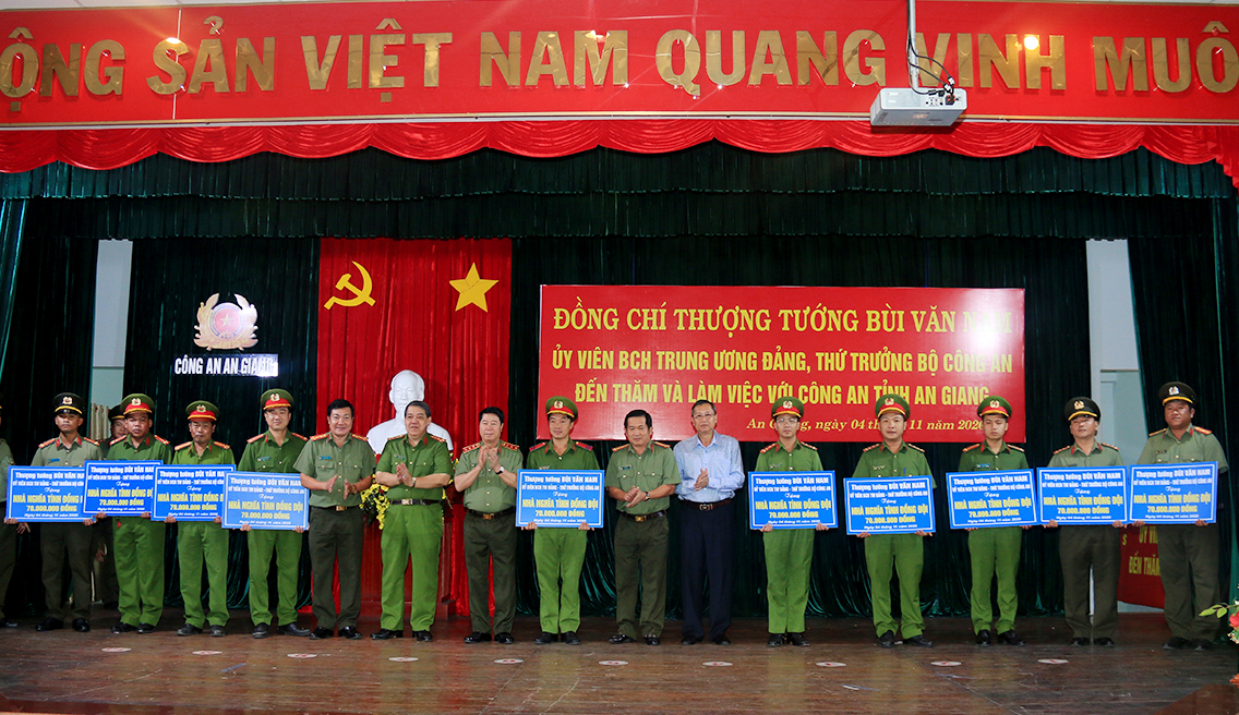 Thuong-tuong-Nam-lamviec-ag-3.jpg