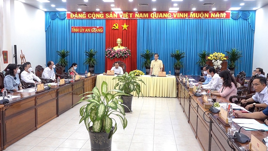 Thuongtruc-lamviec-DHQG-a.jpg