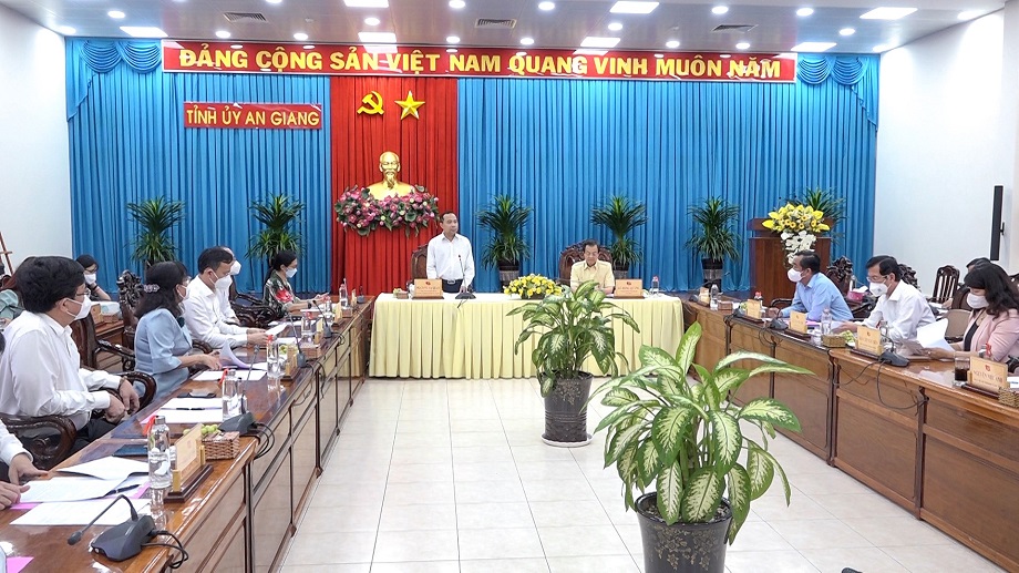 Thuongtruc-lamviec-DHQG-b.jpg
