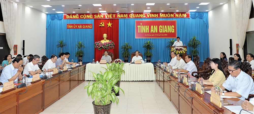 Thủ-tướng-làm-việc-với-BTV-Tỉnh-ủy.jpg