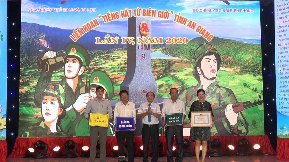 Tieng-hat-tu-bien-gioi-4.jpg