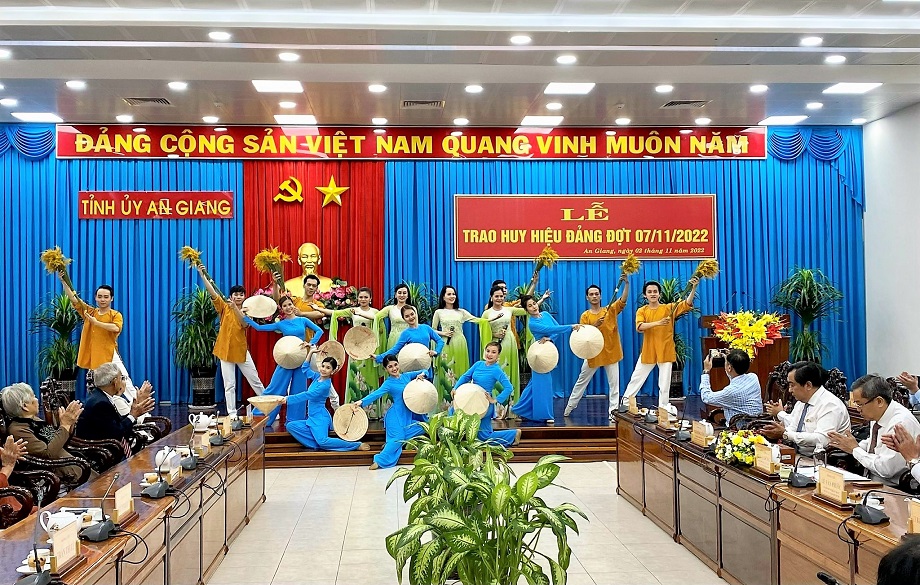Trao-HuyhieuDang-7-11-22-a.jpg