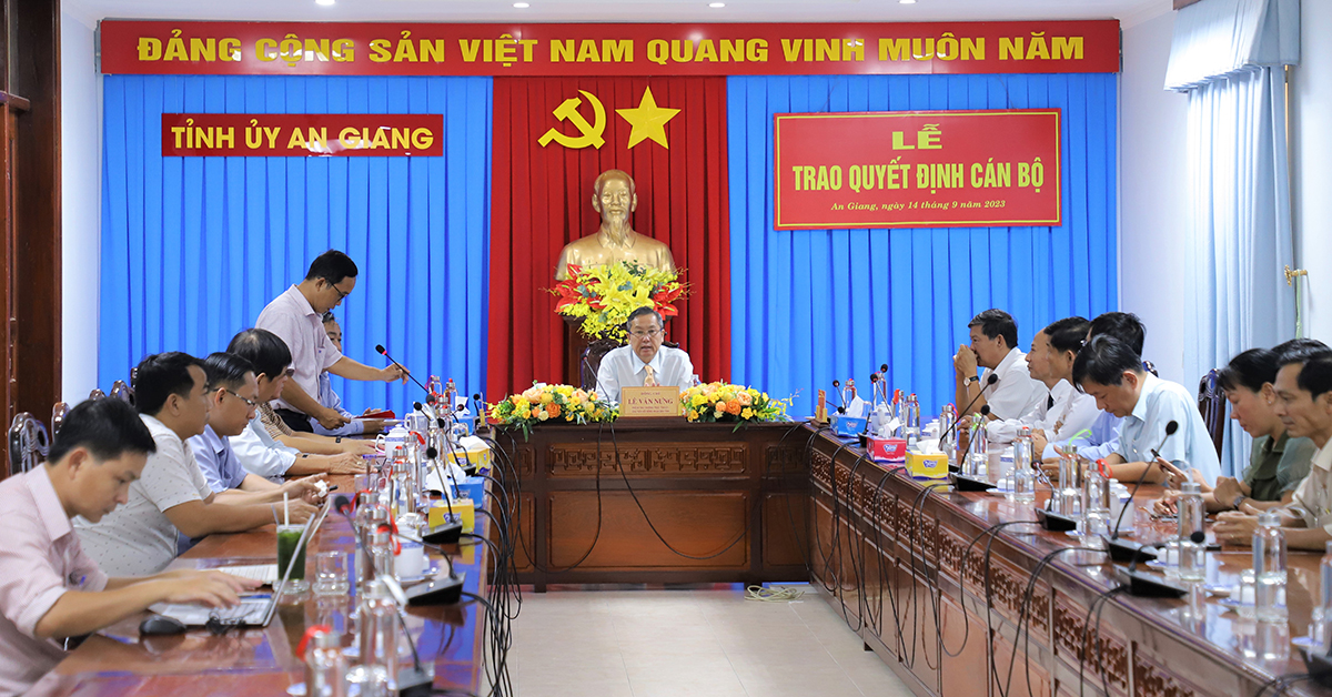 Trao-QĐ-cán-bộ-ngày-14-9-2023.jpg