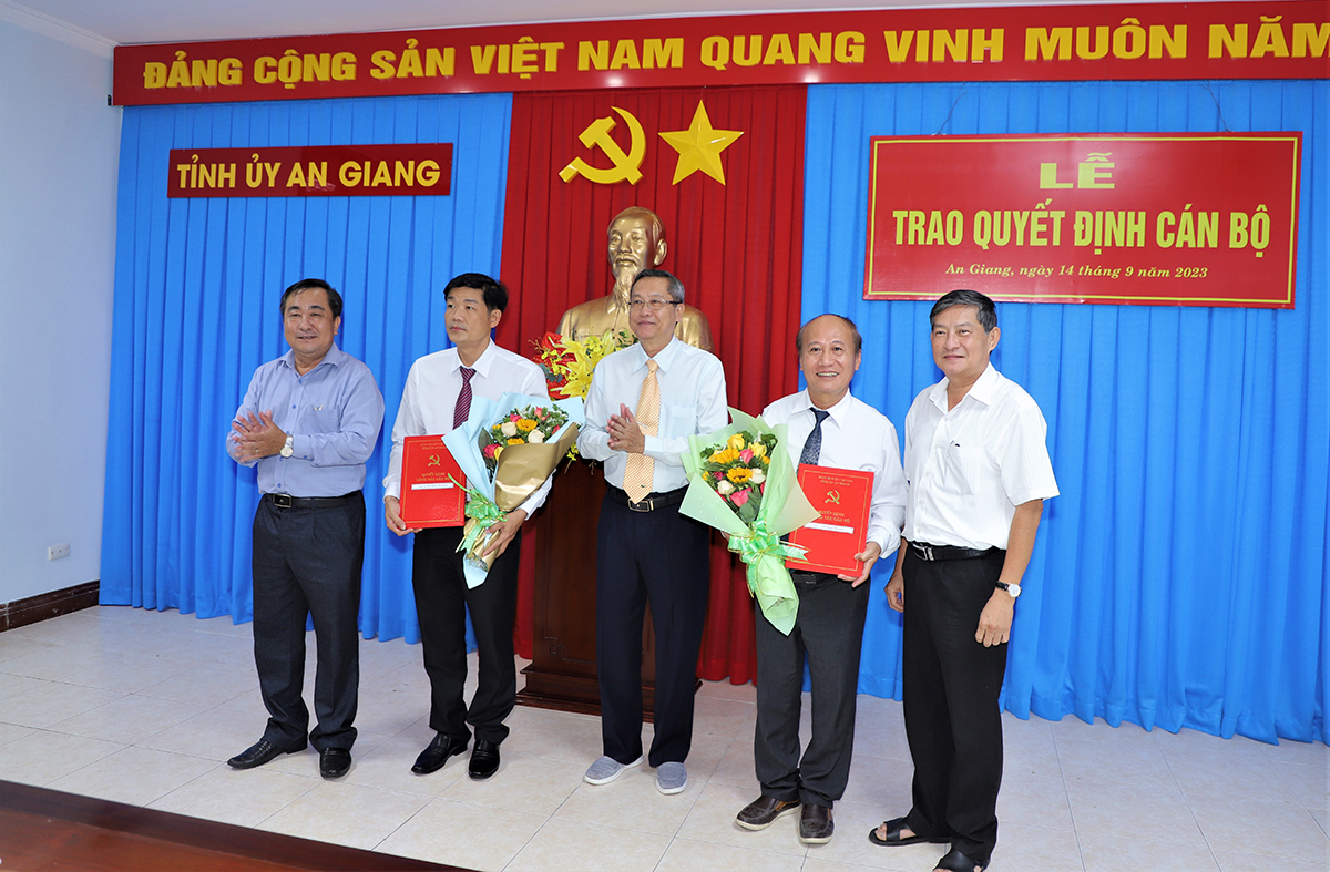 Trao-QĐ-cán-bộ-ngày-14-9-2023tt.jpg