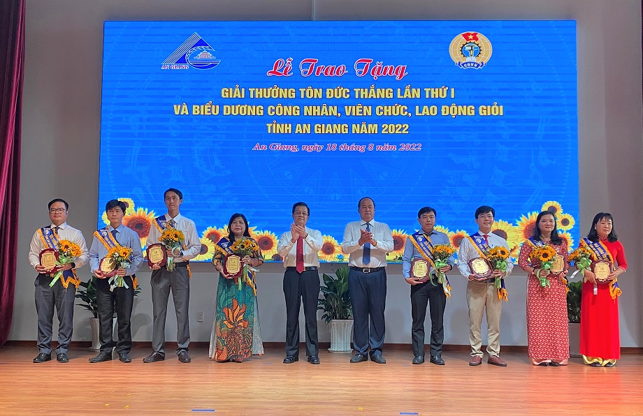 Trao-giai-thuong-TDT-22-4.jpg
