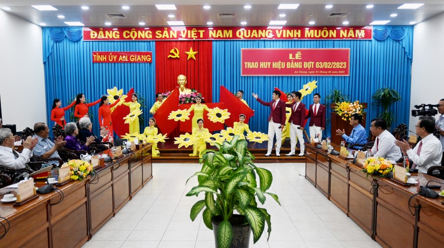Trao-huy-hieu-dang-3-2-23-1.jpg
