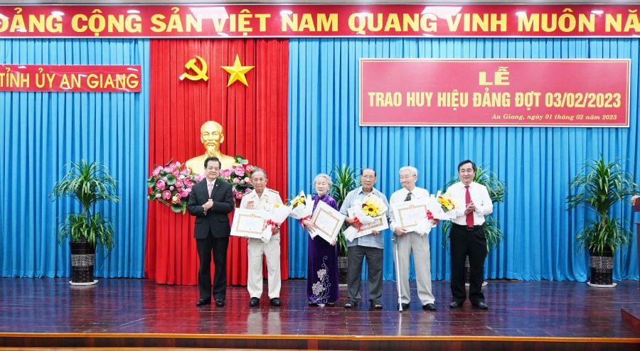 Trao-huy-hieu-dang-3-2-23-3.jpg