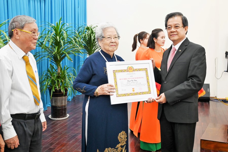 Trao-huy-hieu-dang-3-2-23-4.jpg