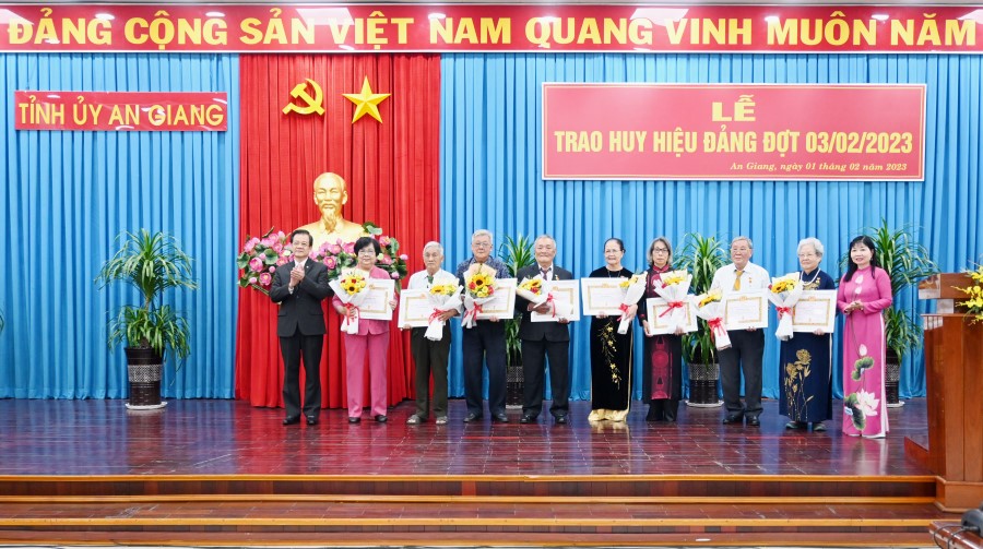 Trao-huy-hieu-dang-3-2-23-5.jpg