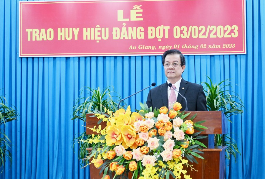 Trao-huy-hieu-dang-3-2-23-7.jpg