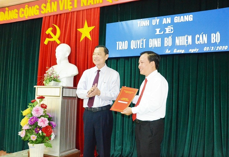 Trao-quyet-dinh-Pho-HT-truong-TDT-2.jpg